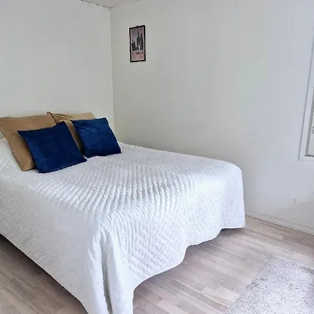 Mosahiisi Charming Poolside Getaway בית אירוח