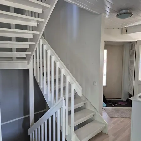 홈스테이 Mosahiisi Charming Poolside Getaway 헬싱키